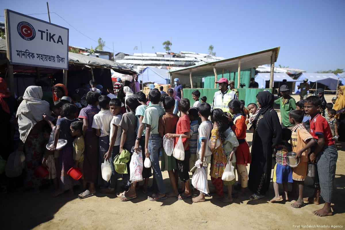 Rohingya's wait for food aid, provided by the Turkish Cooperation and Coordination Agency (TIKA) in Cox's Bazar, Bangladesh on 30 November 2017 [Fırat Yurdakul/Anadolu Agency]