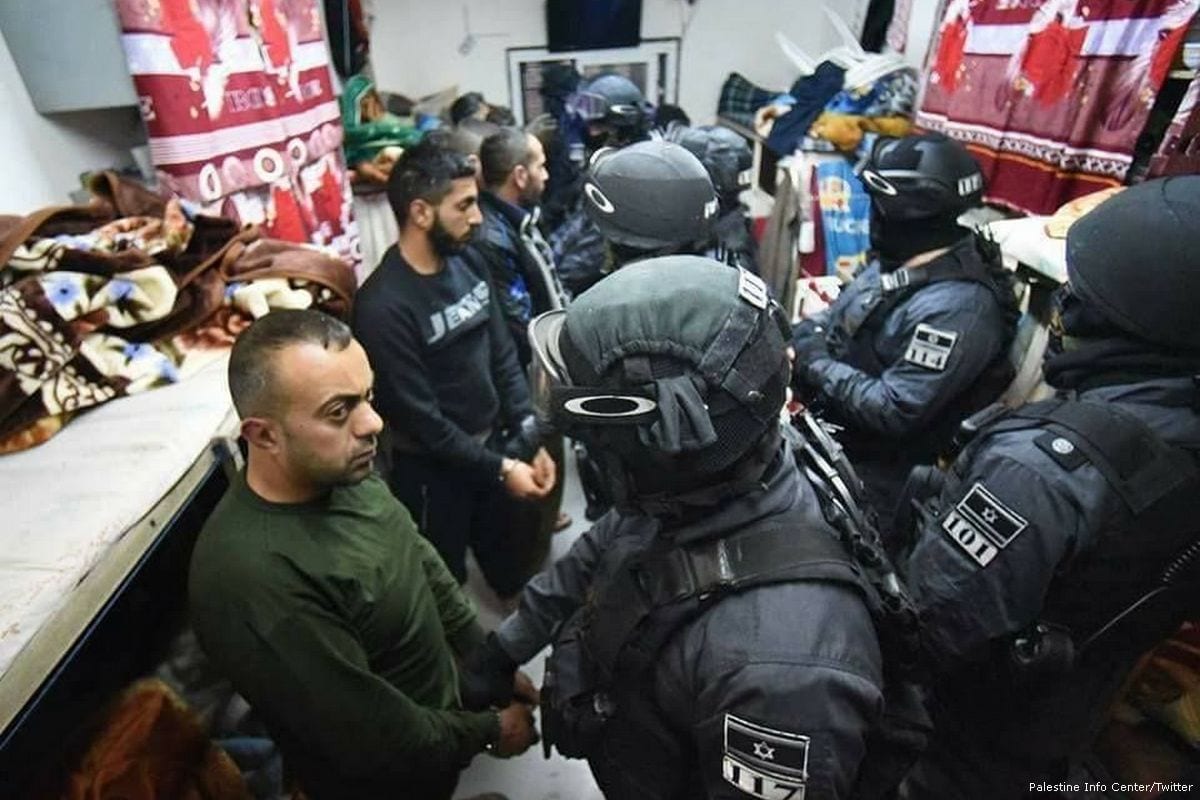 Israeli forces make Palestinian prisoners line up in their cell [Palestine Info Center/Twitter]