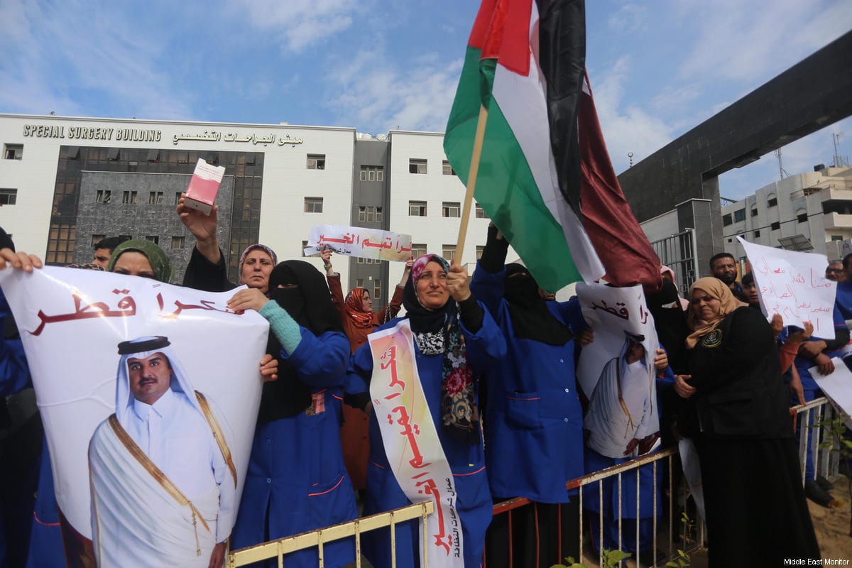 Palestinians hold flags of Qatar and Palestine during a press conference of Ambassador Mohamed Al-Emadi in Gaza on 19 February 2018 [Middle East Monitor / Mohammed Asad]