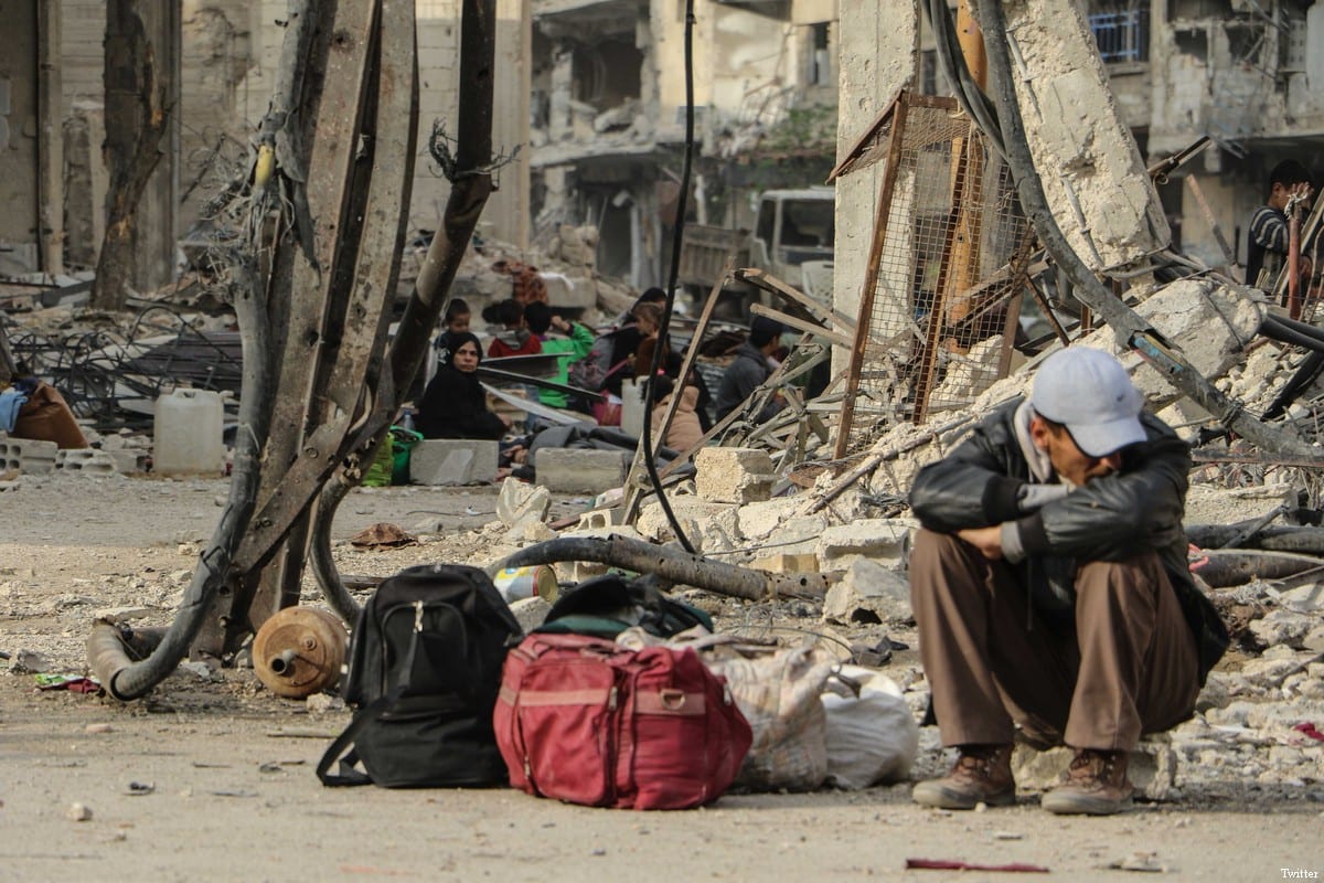 Syrian civilians wait to evacuate Arbin town of Eastern Ghouta to reach Hama on 28 March 2018 [Dia Al-Din Samout/Anadolu Agency]