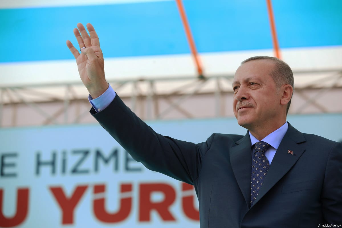 Turkish President Recep Tayyip Erdogan greets the crowd after attending AK Party's 6th ordinary provincial congress in western Izmir province, Turkey on April 28, 2018 [Murat Kula / Anadolu Agency]