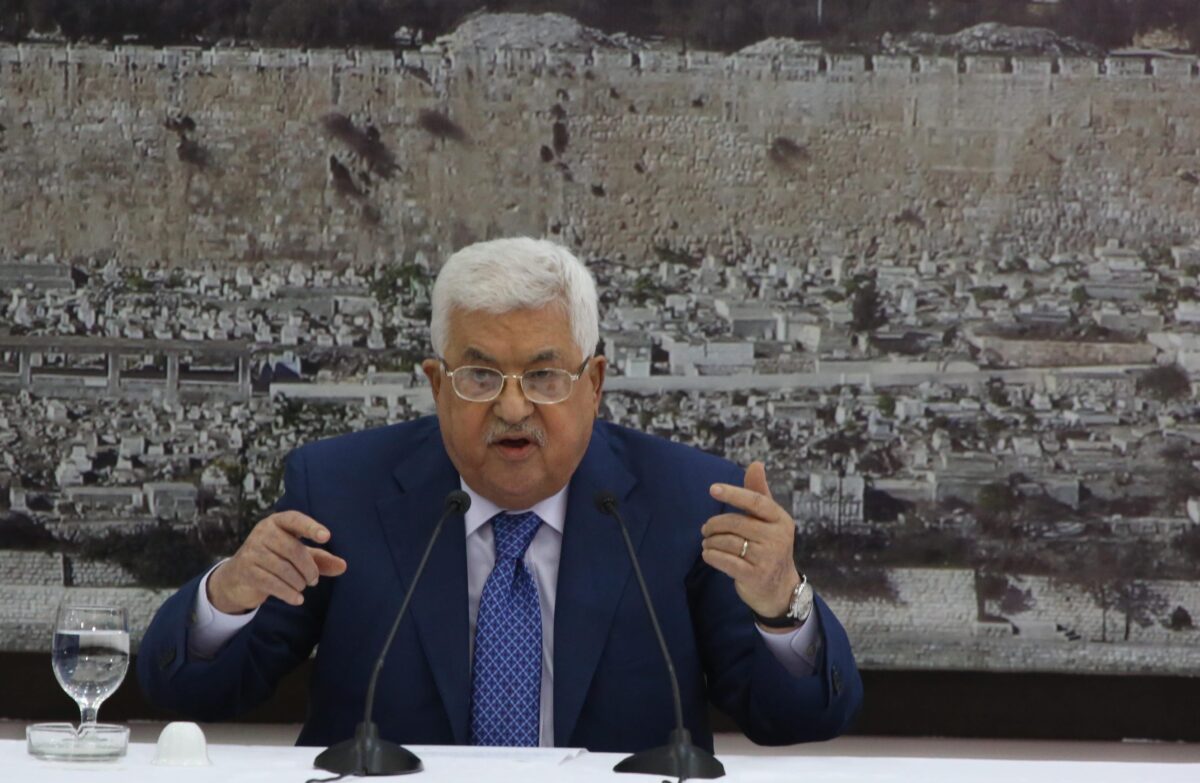 Palestinian President Mahmoud Abbas holds an urgent cabinet meeting in Ramallah, West Bank on 14 May, 2018 [Issam Rimawi/Anadolu Agency]