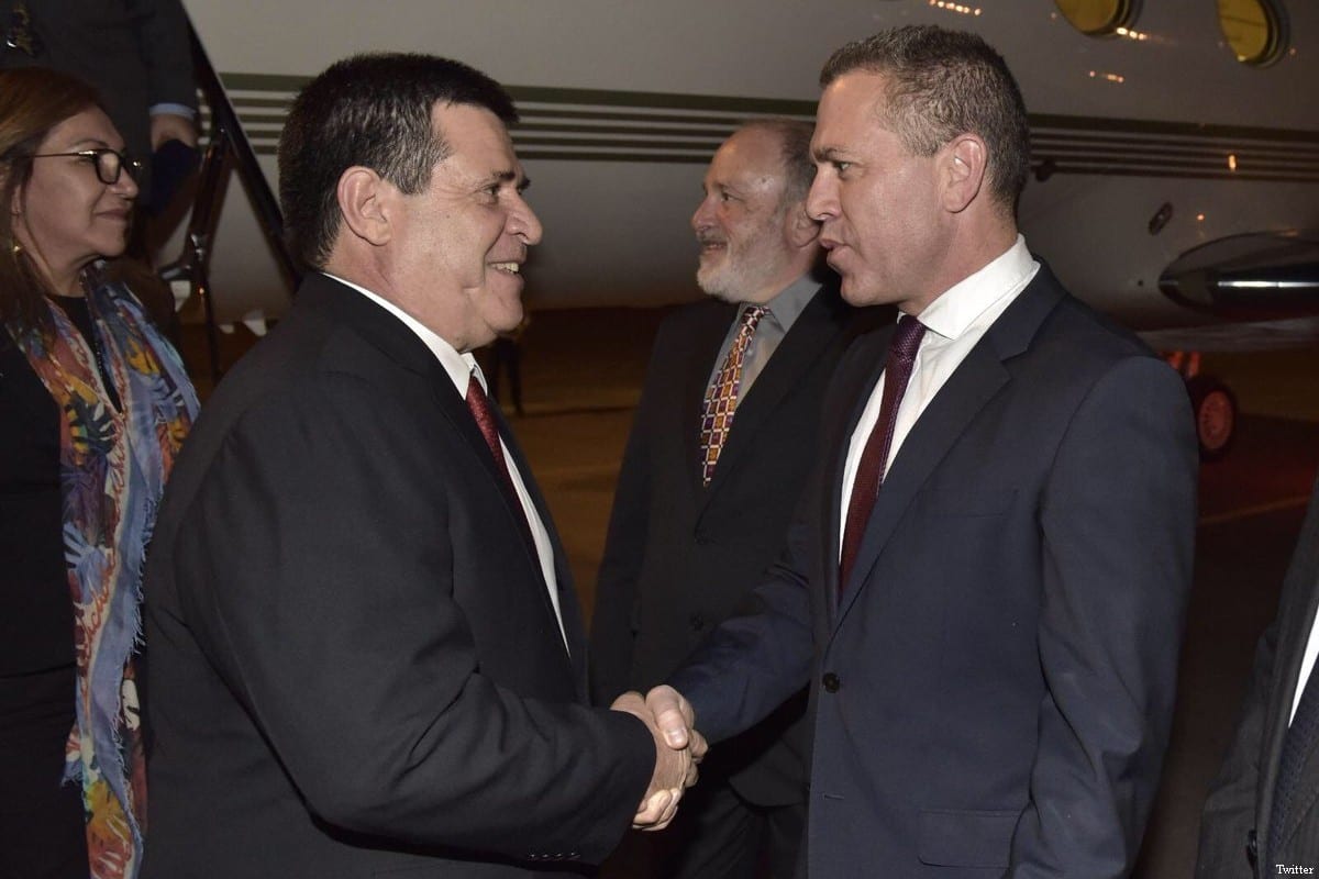 Israeli minister Gilad Erdan greets Paraguay’s President Horacio Cartes [Twitter]