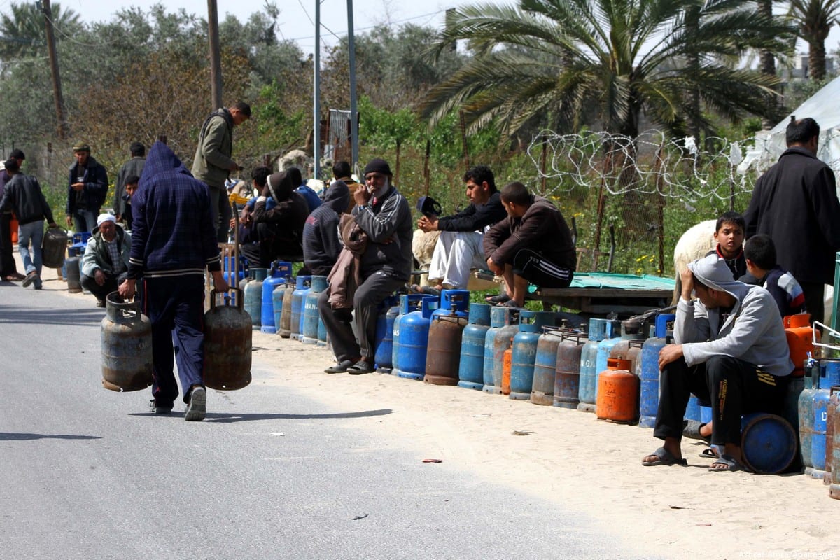 Palestinians wait to fill gas canisters in Gaza 17 September 2017 [Ashraf Amra/Apaimages]