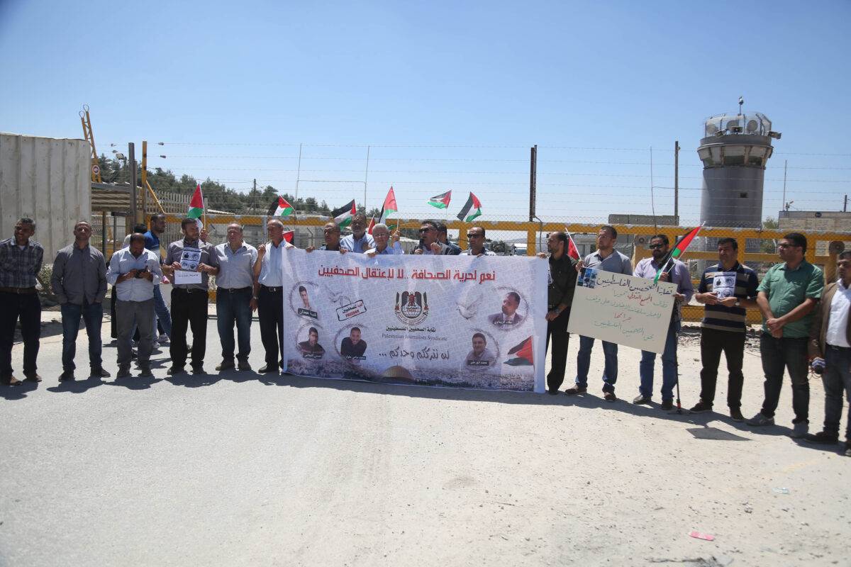 Palestinian journalists stage a protest demanding releasing of the Palestinian journalists in front of the Ofer prison in Ramallah, West Bank on 5 August, 2018 [Issam Rimawi/Anadolu Agency]