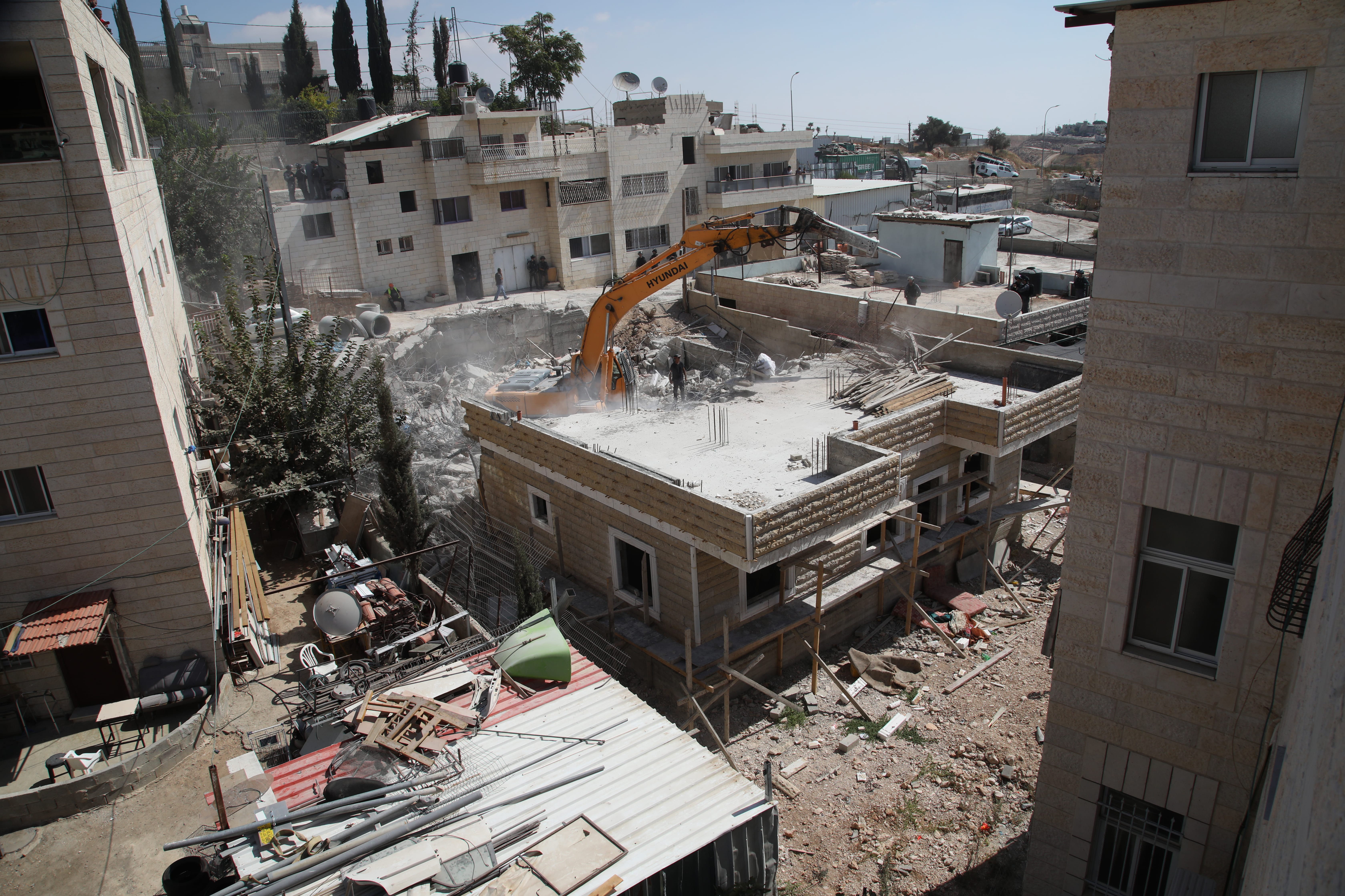 Israel demolishes Palestinian flats in Jerusalem – Middle East Monitor