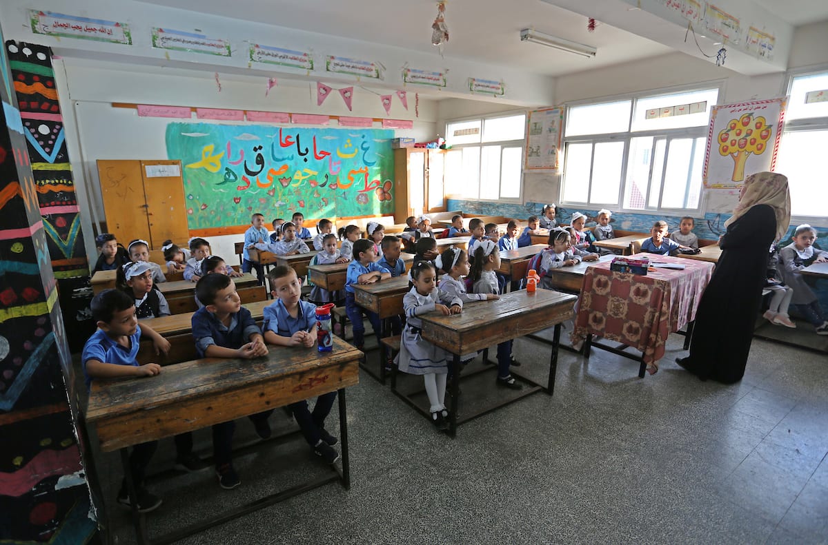 Palestinian students sit inside a classroom at their school belonging to the United Nations Relief and Works Agency for Palestinian Refugees (UNRWA) in Deir Al-Balah in the central Gaza Strip, on 29 August, 2018 [Ashraf Amra/Apaimages]