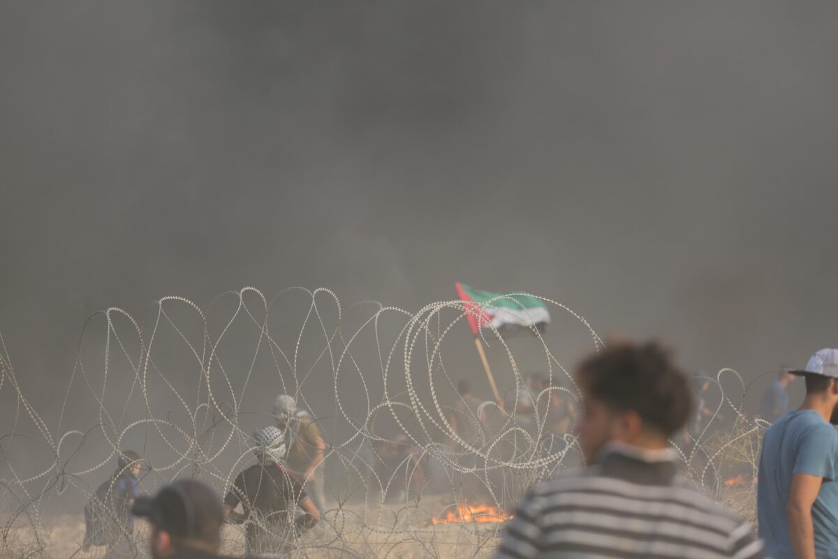 Israel wounds 130 Palestinian protesters in Gaza [Mohammed Asad/Middle East Monitor]