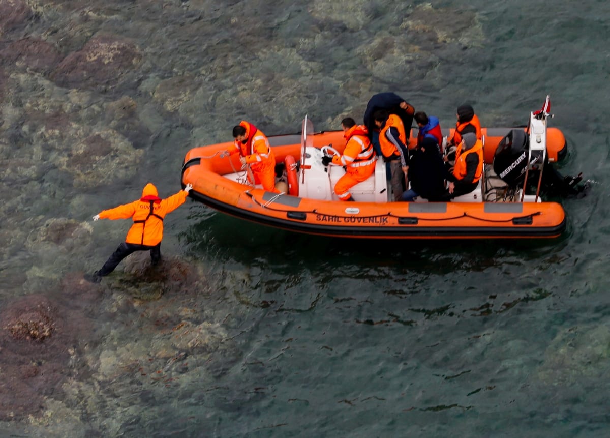 A rescue operation for migrants stranded in Balikesir, Turkey on 19 November 2018 [Evren Atalay/Anadolu Agency]