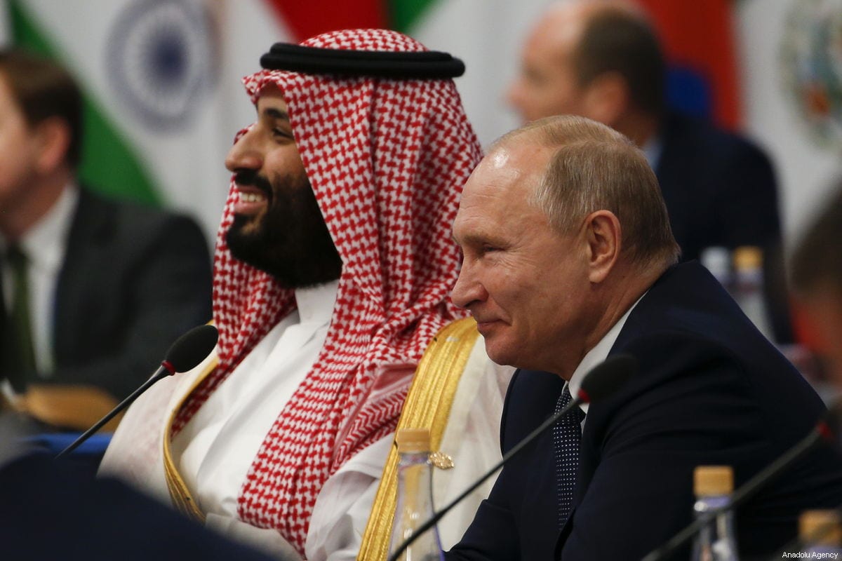 President of Russia, Vladimir Putin (R) and Crown Prince of Saudi Arabia Mohammad bin Salman (L) on 30 November, 2018 [Murat Kaynak /Anadolu Agency]