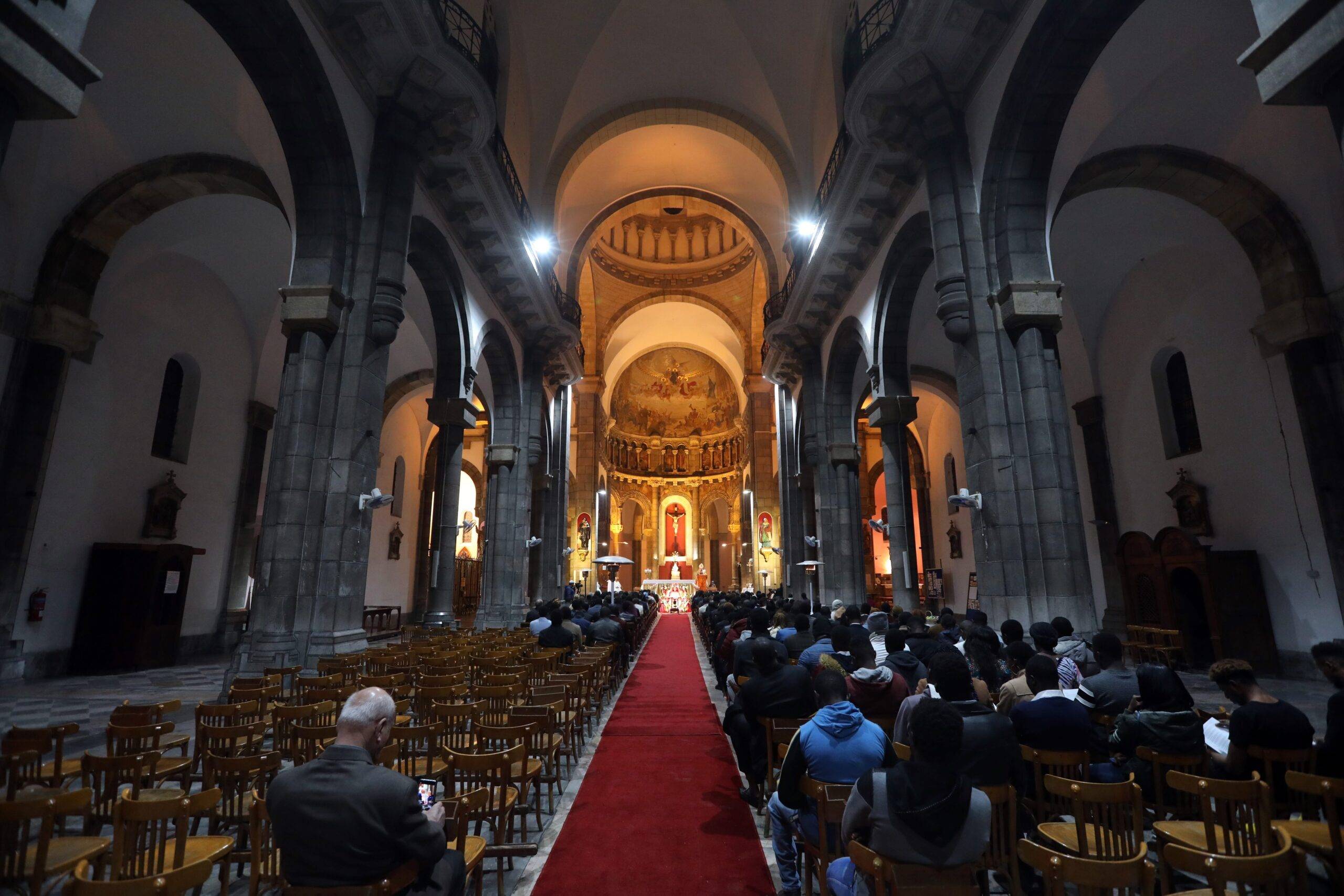On Monday evening, the celebration of the birthday mass of Jesus Christ began with the ringing of the bells in the cathedral church in Tunis, headed by the Bishop of the Church of Elario Antonioni Christmas Eve in Tunis on 24 December 2018 [Yassine Gaidi/Anadolu Agency]