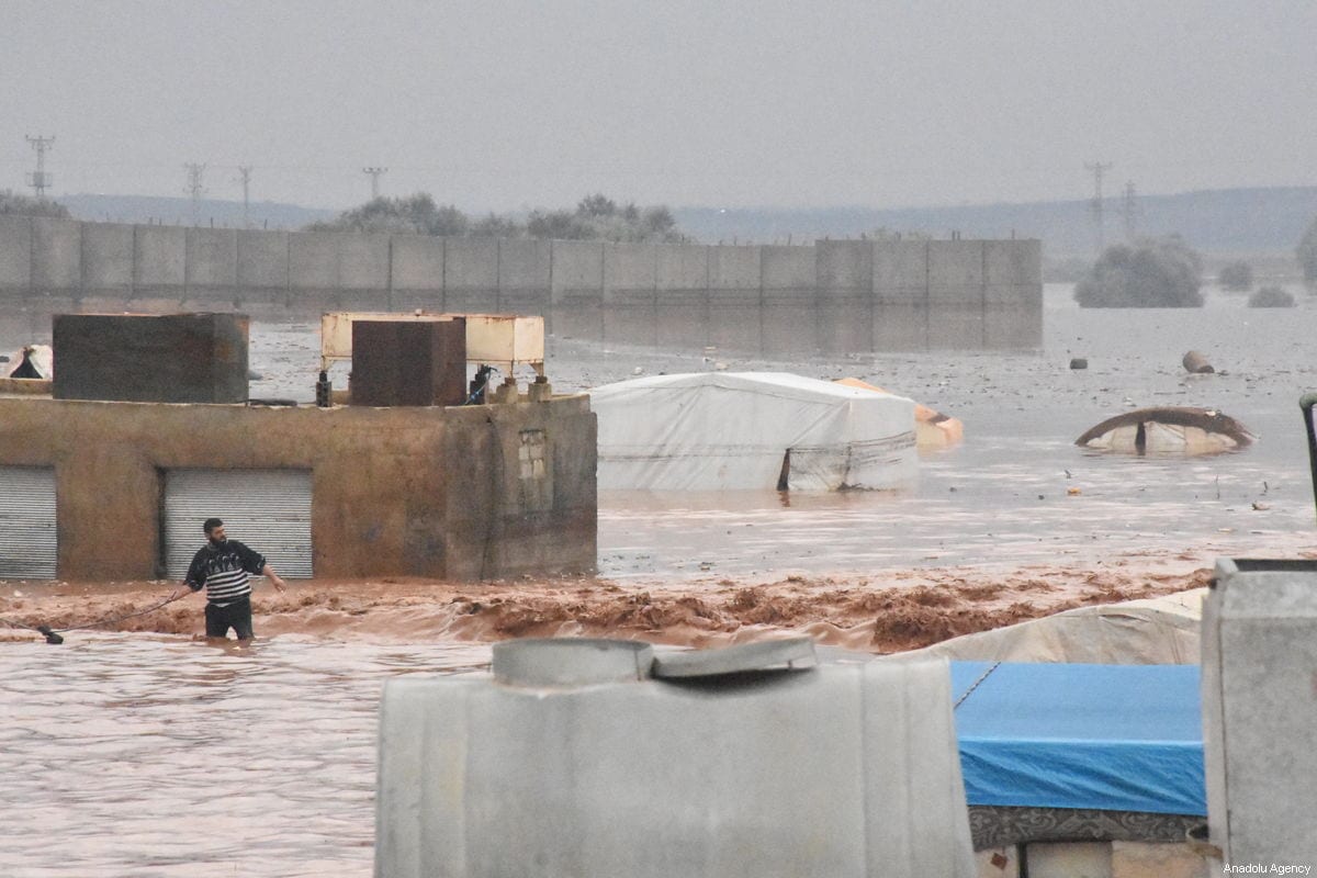 After rains, 32,000 await aid along Syrian border – Middle East Monitor