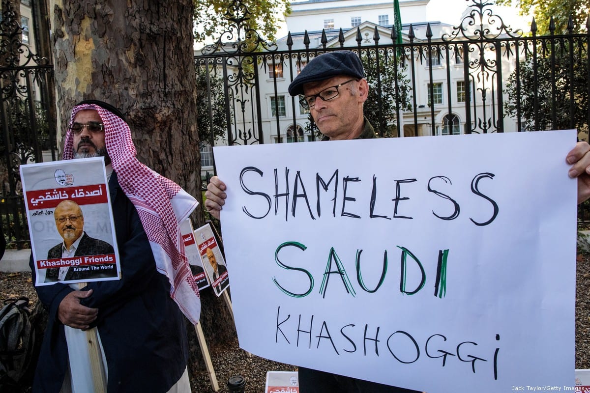 Protesters holding placards demonstrate against the killing of journalist Jamal Khashoggi outside the Saudi Arabian Embassy in London on 26 October 2018 [Jack Taylor/Getty Images]