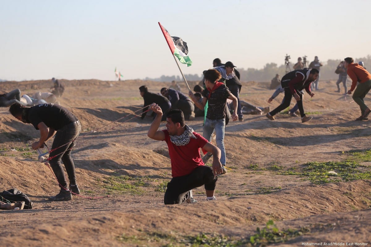 Israeli forces fire at Palestinians who are protesting at the Gaza border on 14 December 2018 [Mohammed Asad/Middle East Monitor]