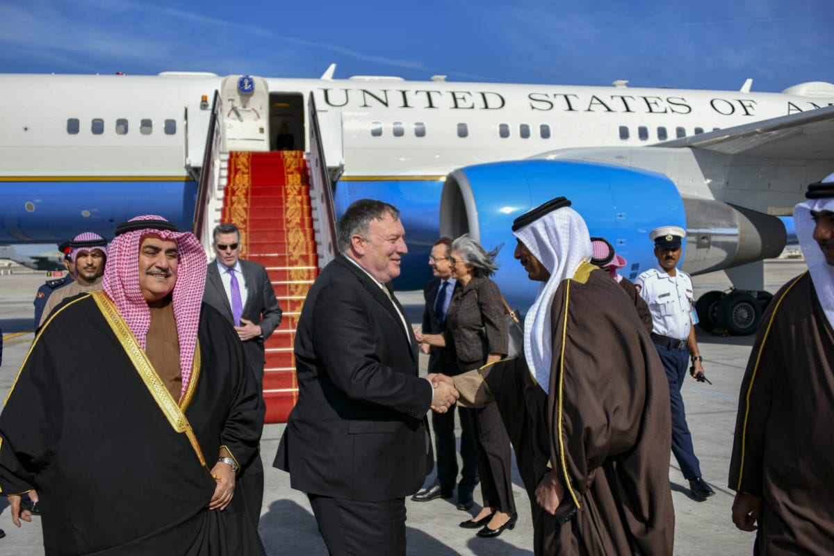 US Secretary of State Mike Pompeo (C) is being welcomed by Bahraini Foreign Minister Khalid bin Ahmed Al Khalifa (L) and officials at the Bahrain International Airport in Manama, Bahrain on January 11, 2019. [US Department of State / Handout - Anadolu Agency]