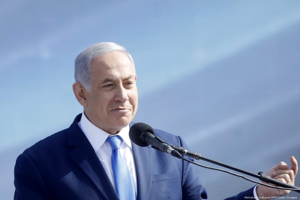 Israeli Prime Minister Benjamin Netanyahu (C) on 21 January 2019 [Mehahem Kahana/AFP/Getty Images]