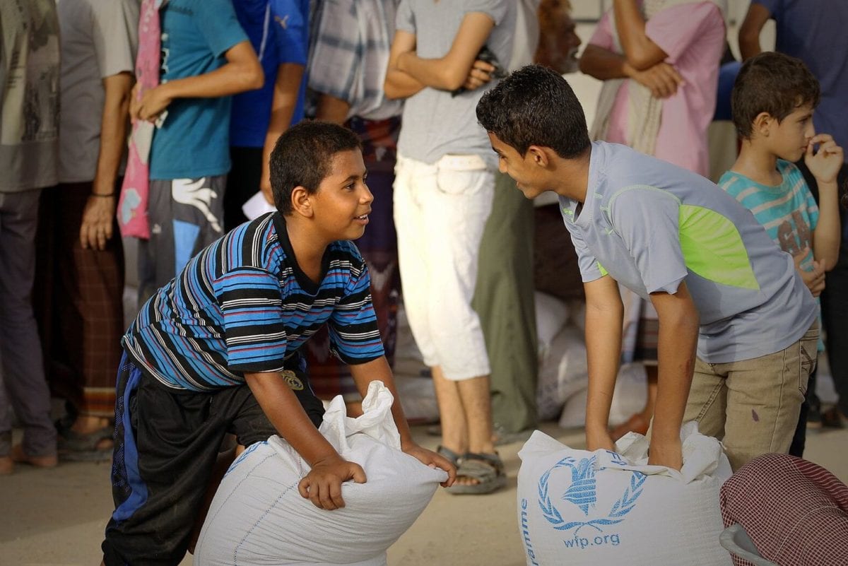 Yemenis receive food aid from the UN's World Food Programme (WFP), in the al-Mansorah district of Aden, Yemen. [Ammar Bamatraf/WFP]