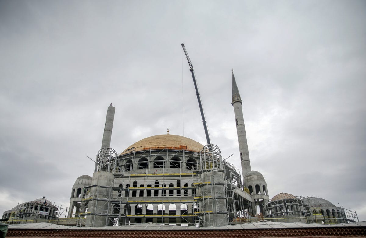 A crane is seen as it places the one of the spires of the Taksim Mosque in Taksim district of Istanbul, Turkey on 31 January 2019 [İslam Yakut/Anadolu Agency]