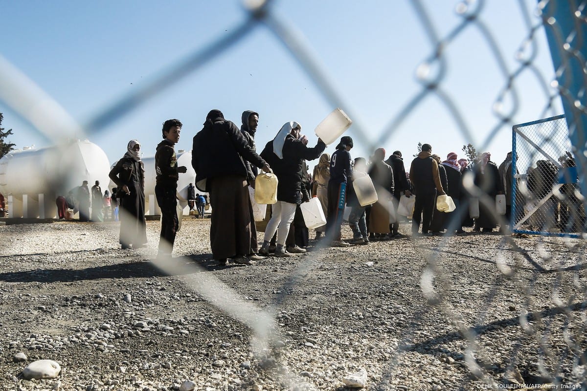 Syrians line up for water at Al-Hawl refugee camp in Syria on 29 January 2017 [DELIL SOULEIMAN/AFP/Getty Images]