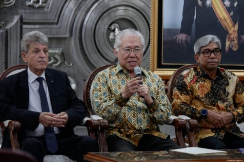 Indonesian Minister of Trade Enggartiasto Lukita (C) speaks during a press conference announcing free import duties of Palestinian dates and olive oil, with Palestinian Ambassador to Indonesia Zuhair Alshun (L) and deputy minister Indonesian Foreign affairs Mohammad Fachir (R) at the vice-presidential palace in Jakarta, Indonesia on February 28, 2019 [Anton Raharjo / Anadolu Agency]