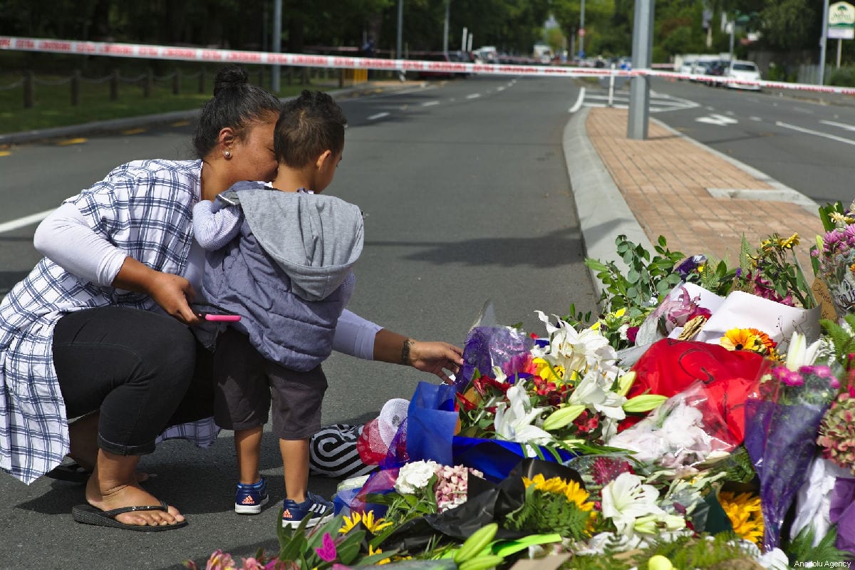 People lay flowers and notes to pay tribute close to the Al Noor Mosque, following a mass shooting on March 15, in Christchurch, New Zealand on 16 March, 2019 [Peter Adones/Anadolu Agency]