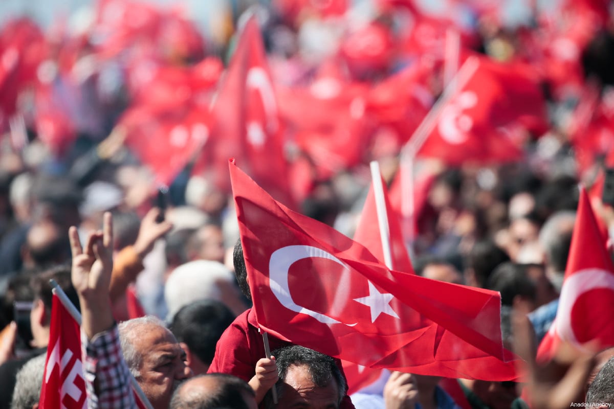 People wave Turkish flags in Izmir, Turkey on 17 March 2019 [Evren Atalay/Anadolu Agency]