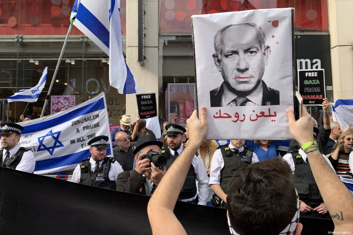 A small group holding Israeli flags were holding a counter protest as Hundreds of protesters gather in front of the Israeli Embassy in central London in solidarity with Palestinian people who are holding large "Great March of Return" and "Palestinian Land Day" rallies across Gaza border, in London, United Kingdom on March 30, 2019 [Hasan Esen / Anadolu Agency]