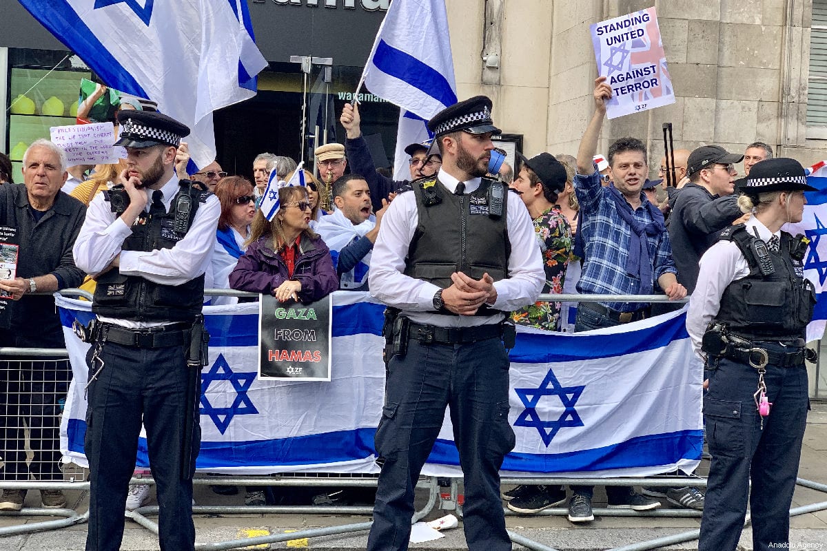 A small group holding Israeli flags were holding a counter protest as Hundreds of protesters gather in front of the Israeli Embassy in central London in solidarity with Palestinian people who are holding large "Great March of Return" and "Palestinian Land Day" rallies across Gaza border, in London, United Kingdom on March 30, 2019 [Hasan Esen / Anadolu Agency]