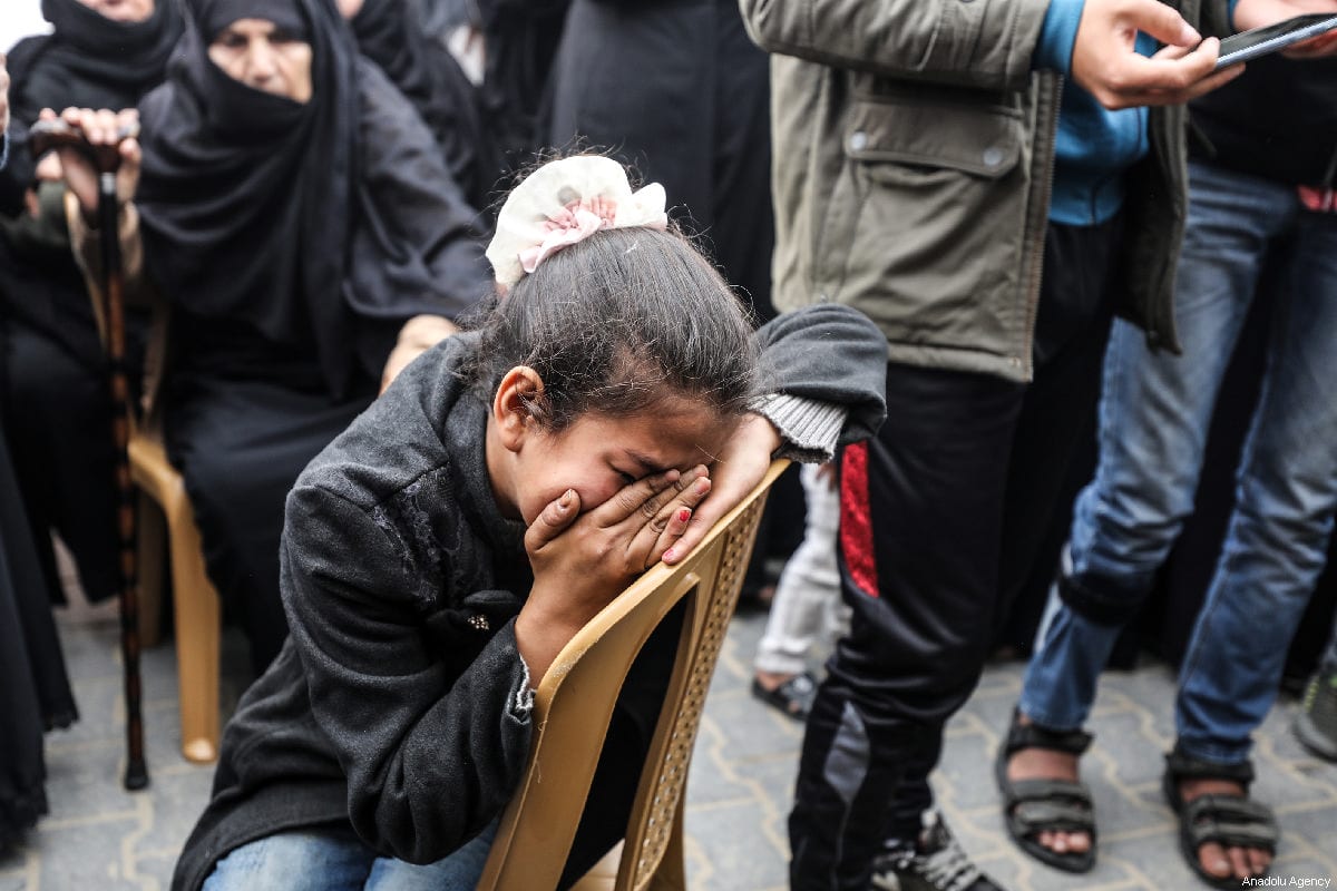 Palestinians mourn the death of a a Palestinian man killed by Israeli forces in Gaza on 31 March 2019 [Mustafa Hassona/Anadolu Agency]