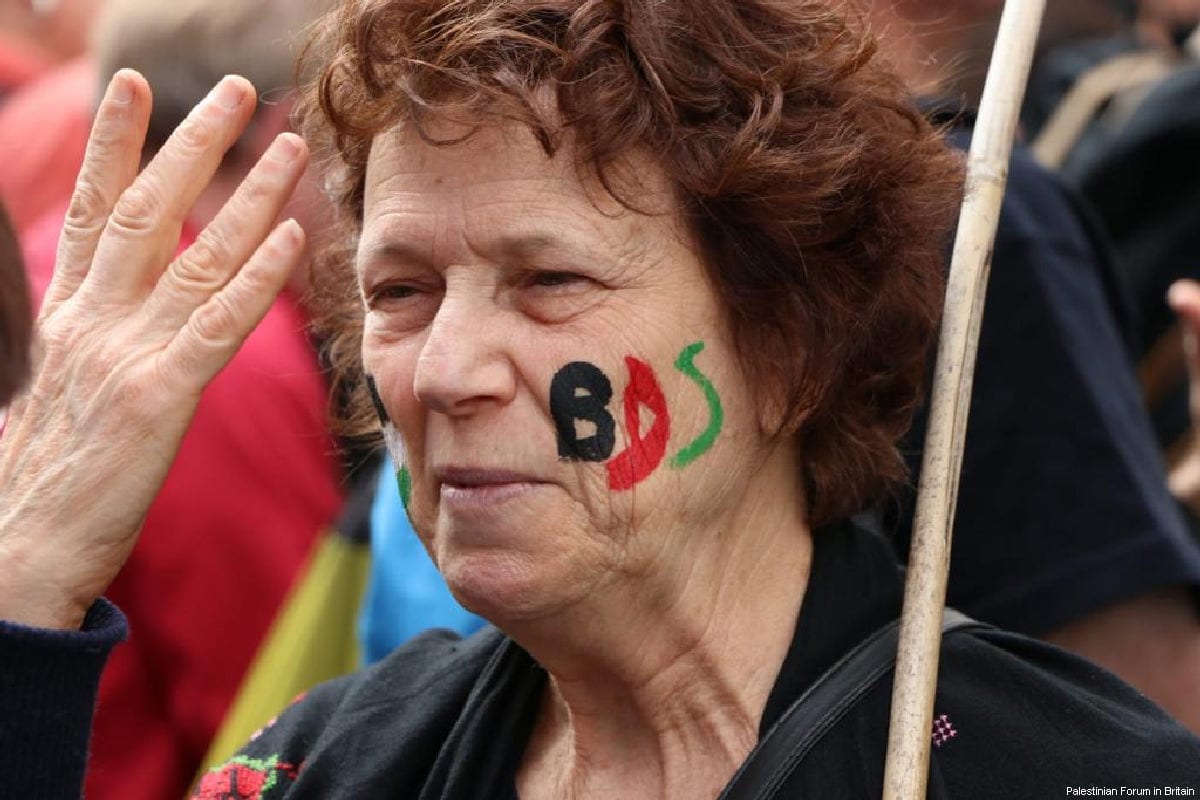 Protesters gathered in front of the Israeli Embassy in central London, in support of Gaza's anniversary march of the 'Great March of Return', in London, UK on March 30, 2018 [Palestinian Forum in Britain]