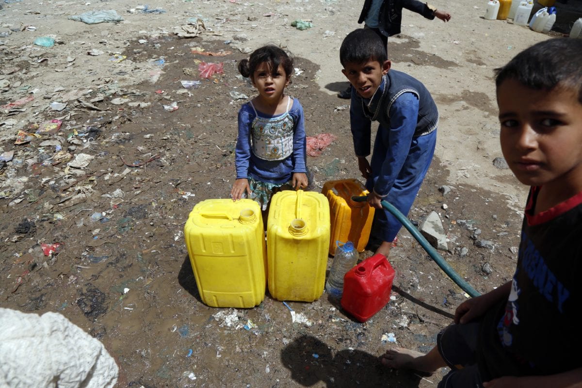 Yemeni people fill plastic barrels with clean water, distributed by charities, in Madhbah village of Sana'a, Yemen on April 1, 2019. [Mohammed Hamoud - Anadolu Agency]