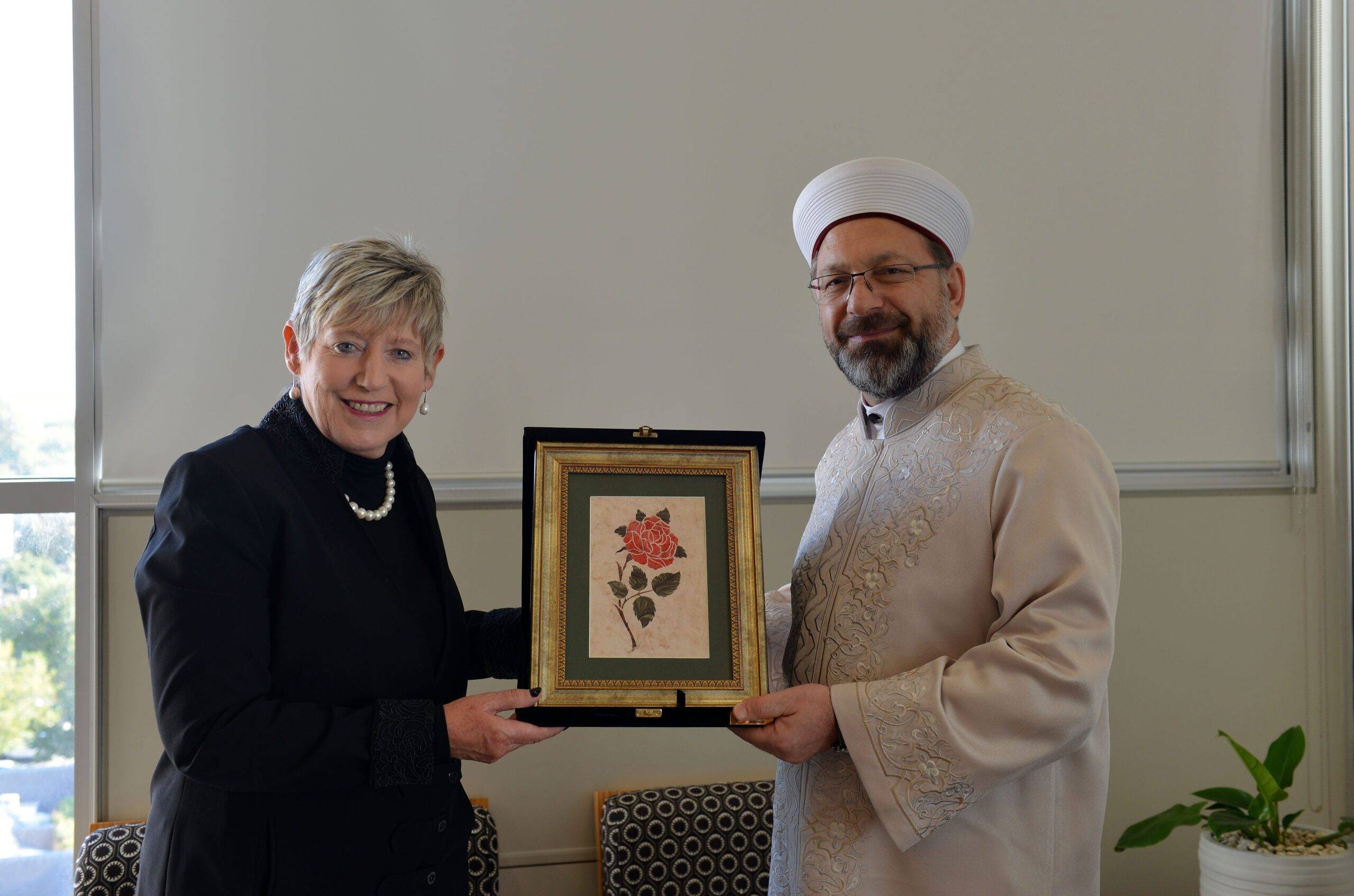 Head of Turkey’s Religious Affairs Directorate Ali Erbas (R) visits Christchurch Metropolitan Mayor Lianne Dalziel (L) to give his condolence for victims of twin terror attacks on Christchurch mosques, on 15 April, 2019 in Christchurch, New Zealand [Recep Şakar/Anadolu Agency]
