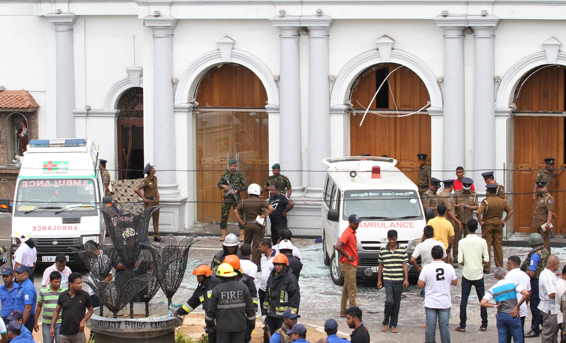 Security forces secure the area around the St. Anthony's Shrine after an explosion hit St Anthony's Church in Kochchikade in Colombo, Sri Lanka on 21 April, 2019 [Chamila Karunarathne/Anadolu Agency]
