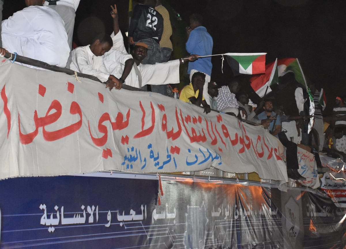 Sudanese demonstrators gather in front of the military headquarters demanding a civilian transition government, in Khartoum, Sudan on 21 April 2019 [Ömer Erdem/Anadolu Agency]