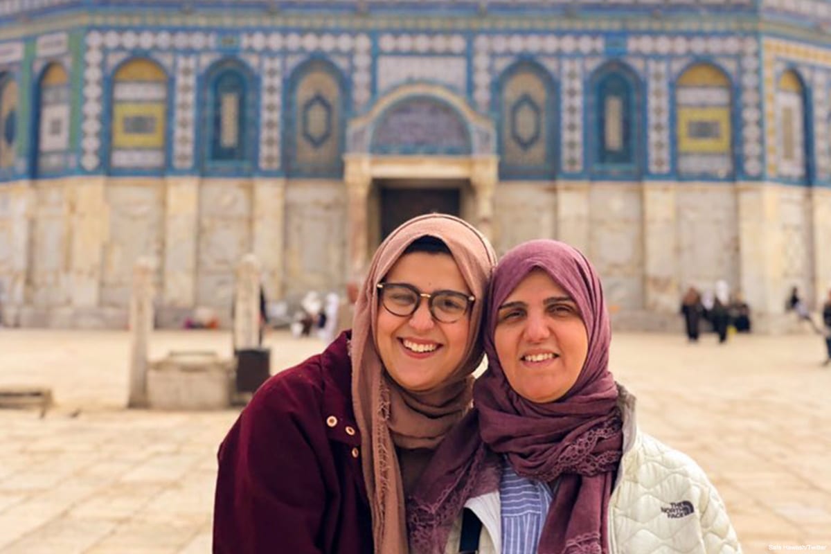 Nour Hawash and her mother during her Spring Break vacation in Jerusalem, taking a picture in front of Al-Aqsa Mosque in April 2019 [Safa Hawash/Twitter]