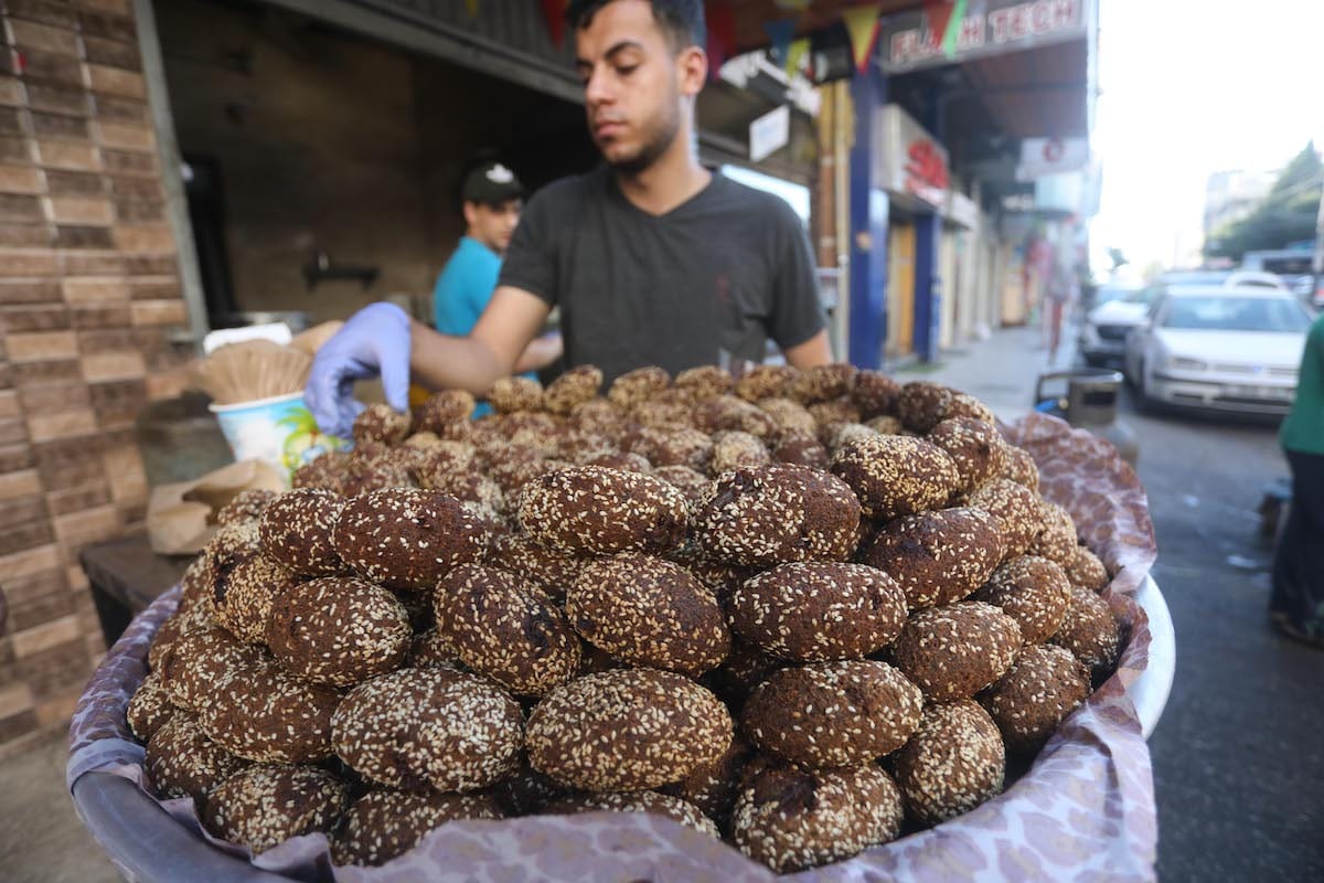Palestinians prepare homous and falafel for iftar on 19 May 2019 [Mohammed Asad/Middle East Monitor]