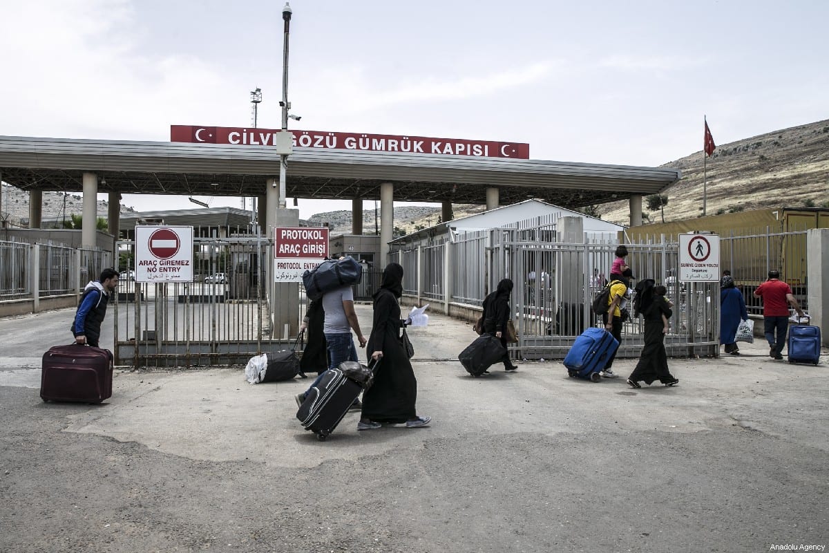 Syrians pass through Cilvegozu border gate to reach her hometowns ahead of Eid al-fitr, in Reyhanli, Hatay on May 31, 2019. [Cem Genco - Anadolu Agency]
