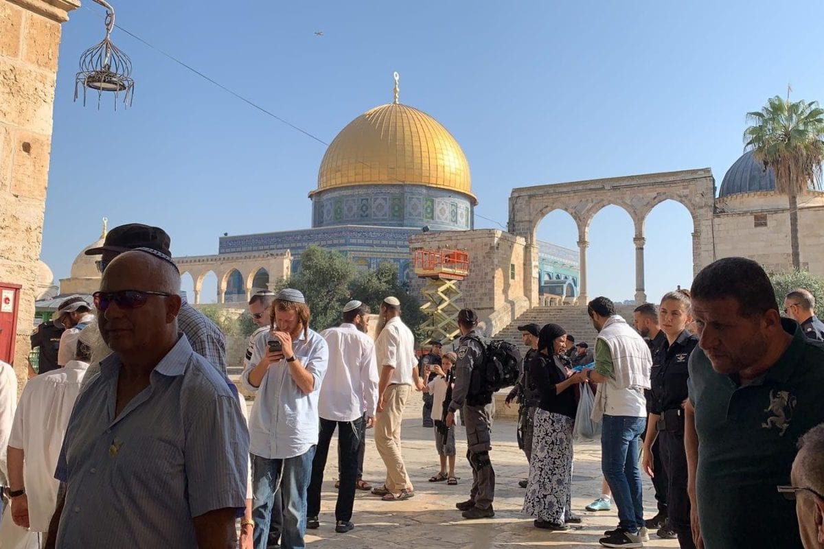 Israeli settlers seen in the the Al-Aqsa Mosque Compound, during the Jewish holiday of Sukkot, on 17 October 2019 [Kudüs İslami Vakıflar İdaresi/Handout/Anadolu Agency]