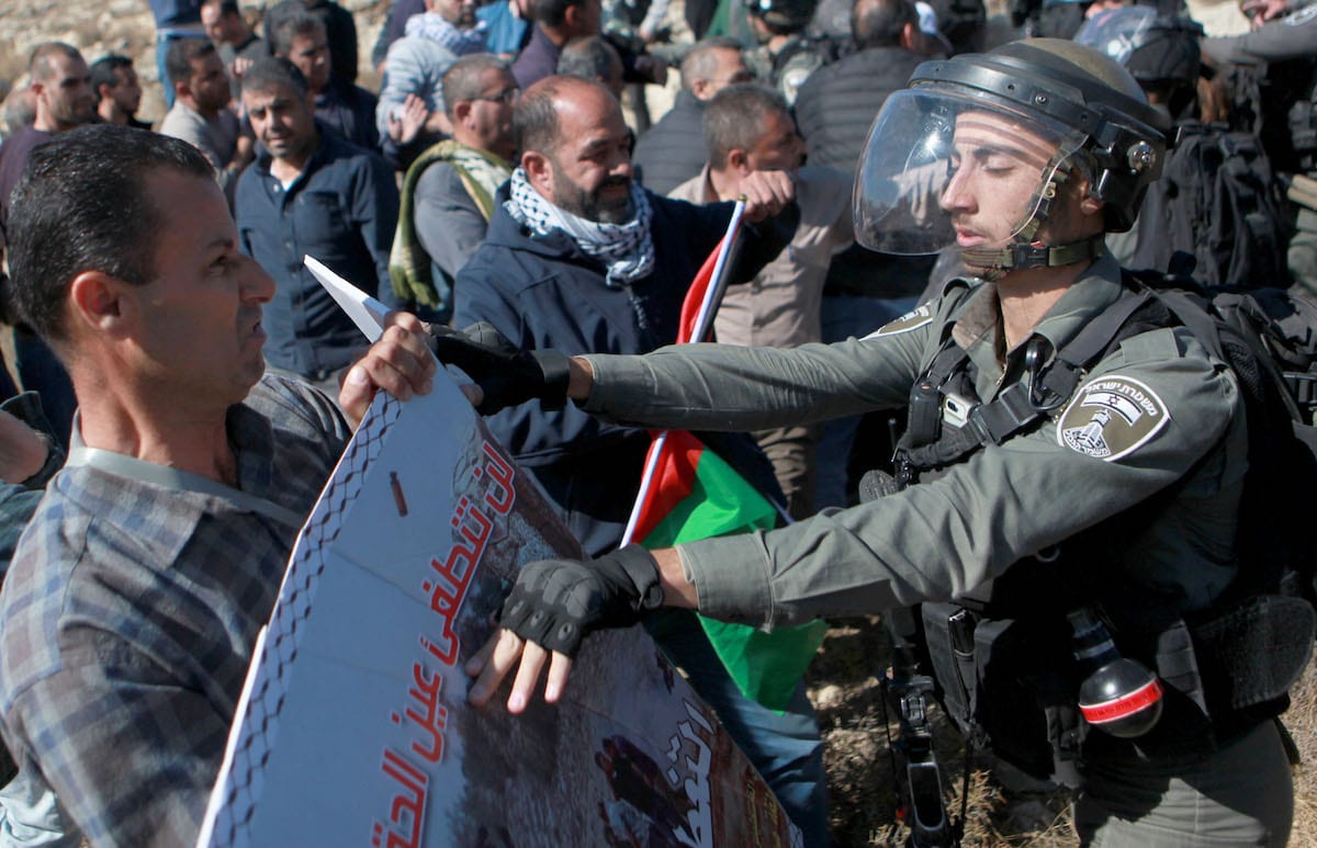 Palestinians react against Israeli soldiers' intervention during a protest against construction of Jewish settlements in Hebron, West Bank on 22 November 2019. [ Mamoun Wazwaz - Anadolu Agency ]