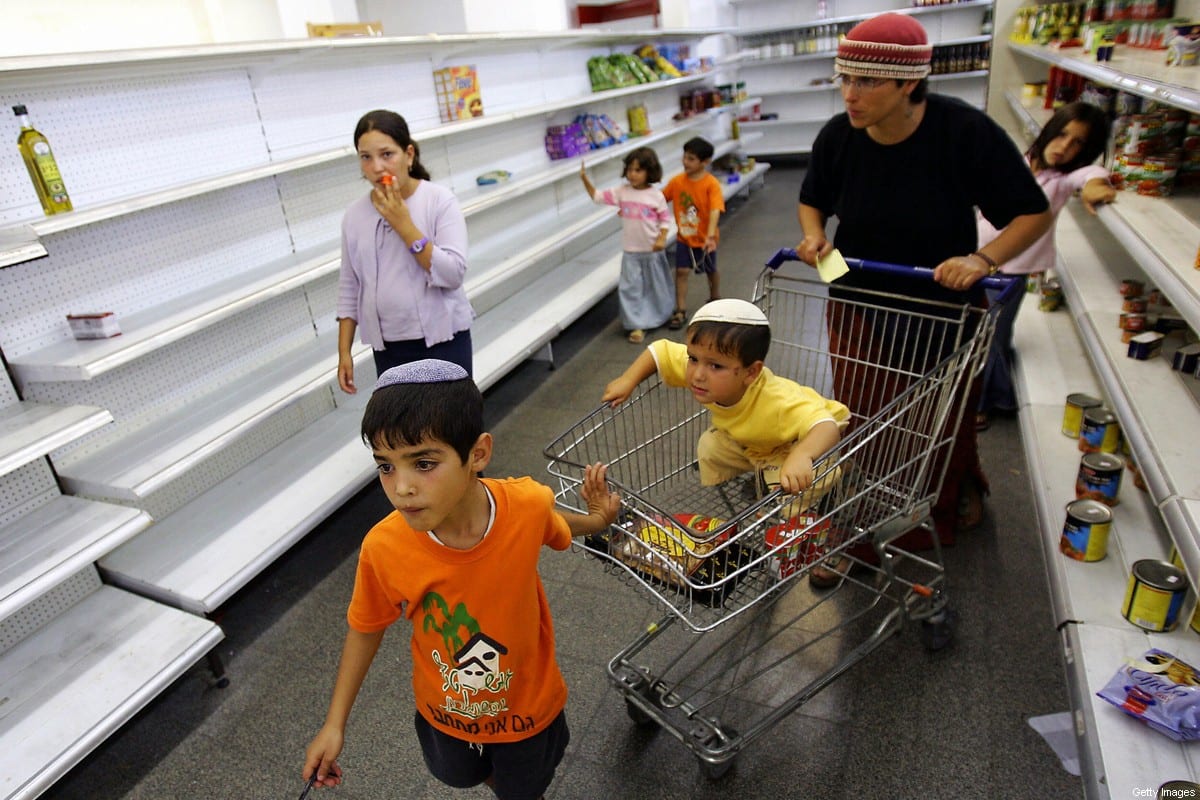 Settlers are buying goods in a supermarket in Neve Dekalim settlement in the Gaza strip, 10 August 2005. [NICOLAS ASFOURI/AFP via Getty Images]