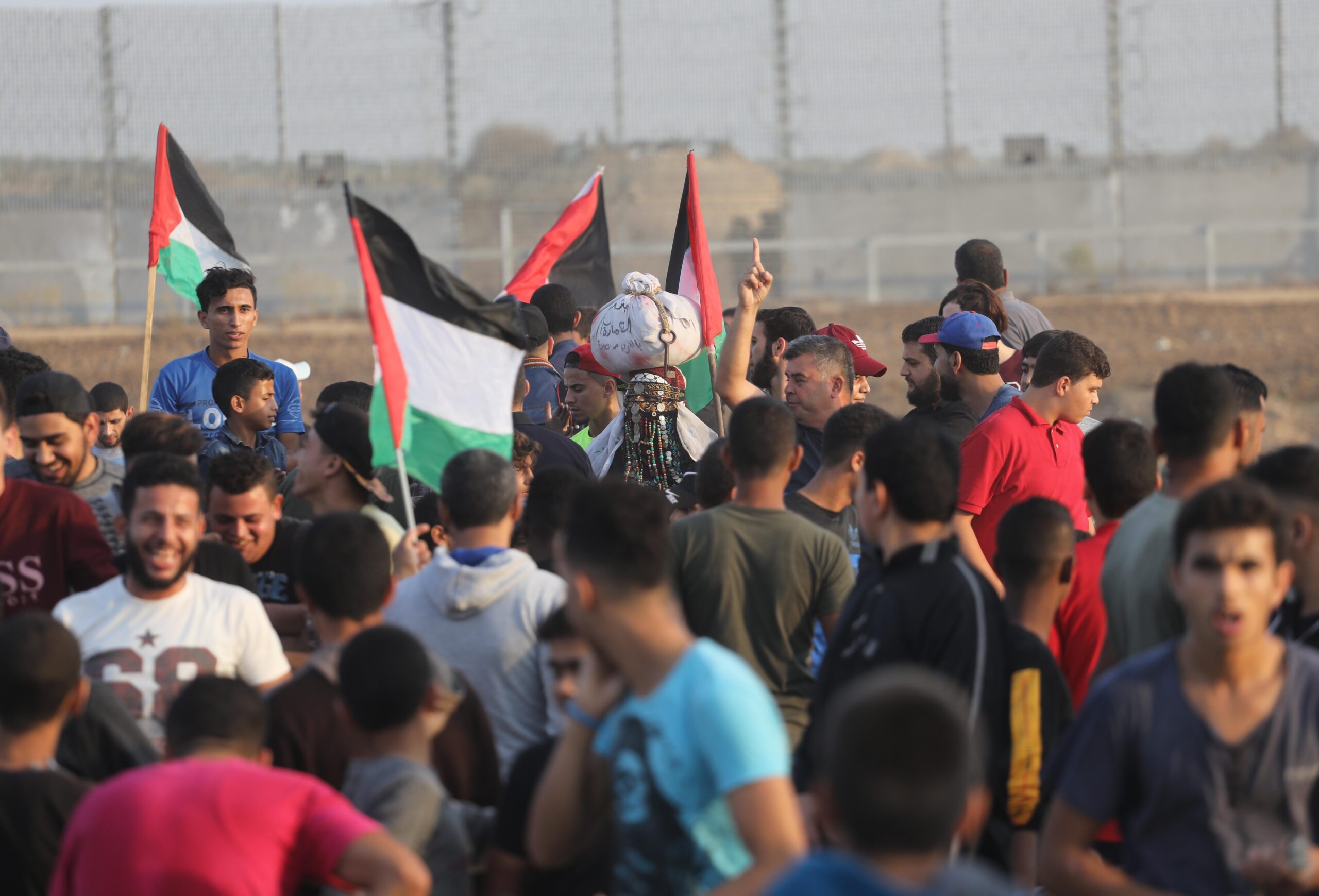 Palestinians gather at the separation fence for the Great March of Return on 8 November 2019 [Mohammed Asad/Middle East Monitor]