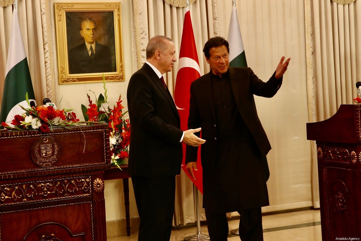 Turkish President Recep Tayyip Erdogan (L) and Pakistani Prime Minister Imran Khan (R) hold joint press conference following their meeting at the Prime Ministry Building in Islamabad, Pakistan on February 14, 2020 [Behlül Çetinkaya / Anadolu Agency]