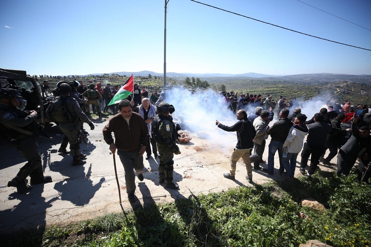 Israeli forces attack Palestinians who were defending themselves from illegal settlers Nablus, West Bank on 27 February 2020 [Issam Rimawi/Anadolu Agency}