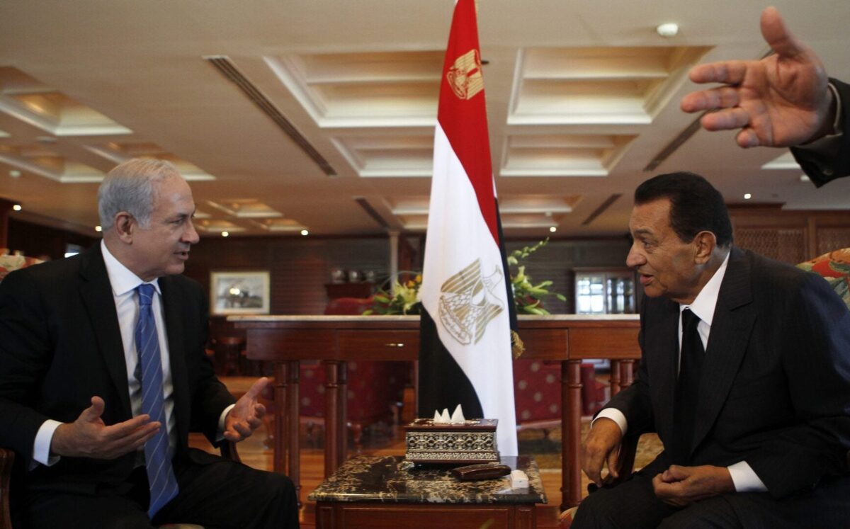 Prime Minister of Israel Benjamin Netanyahu (L) and former Egyptian President Hosni Mubarak