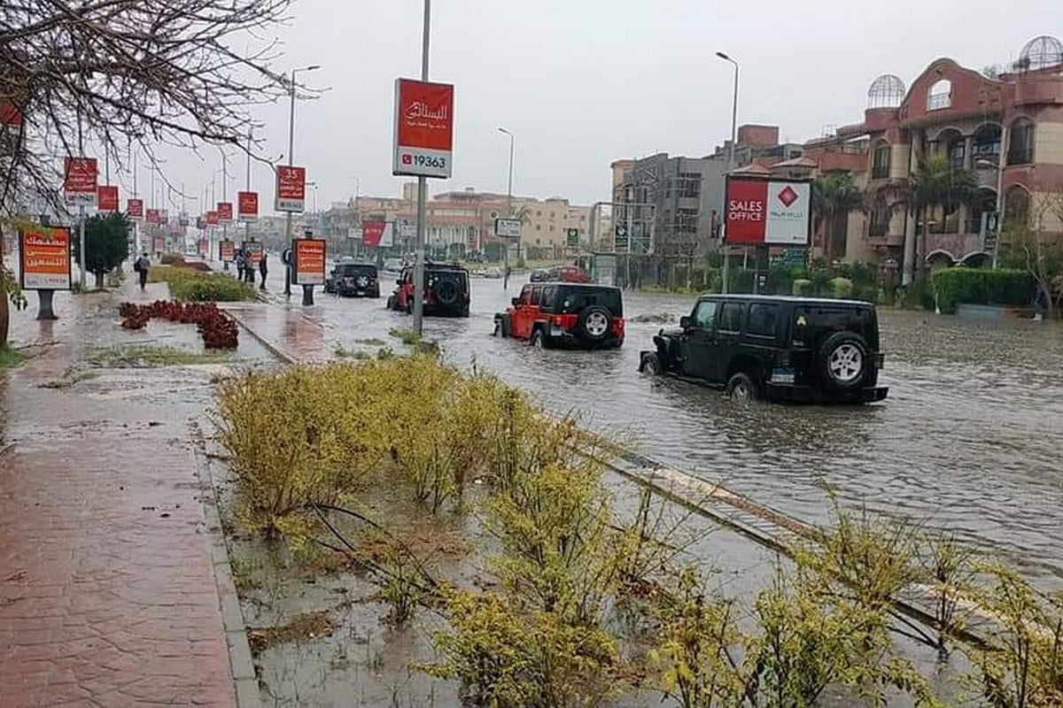 A group of volunteers are roaming the streets of Cairo to lend a helping hand to people and vehicles stuck on the streets due to heavy rain on 13 March 2020 [EgyProjects/Twitter]