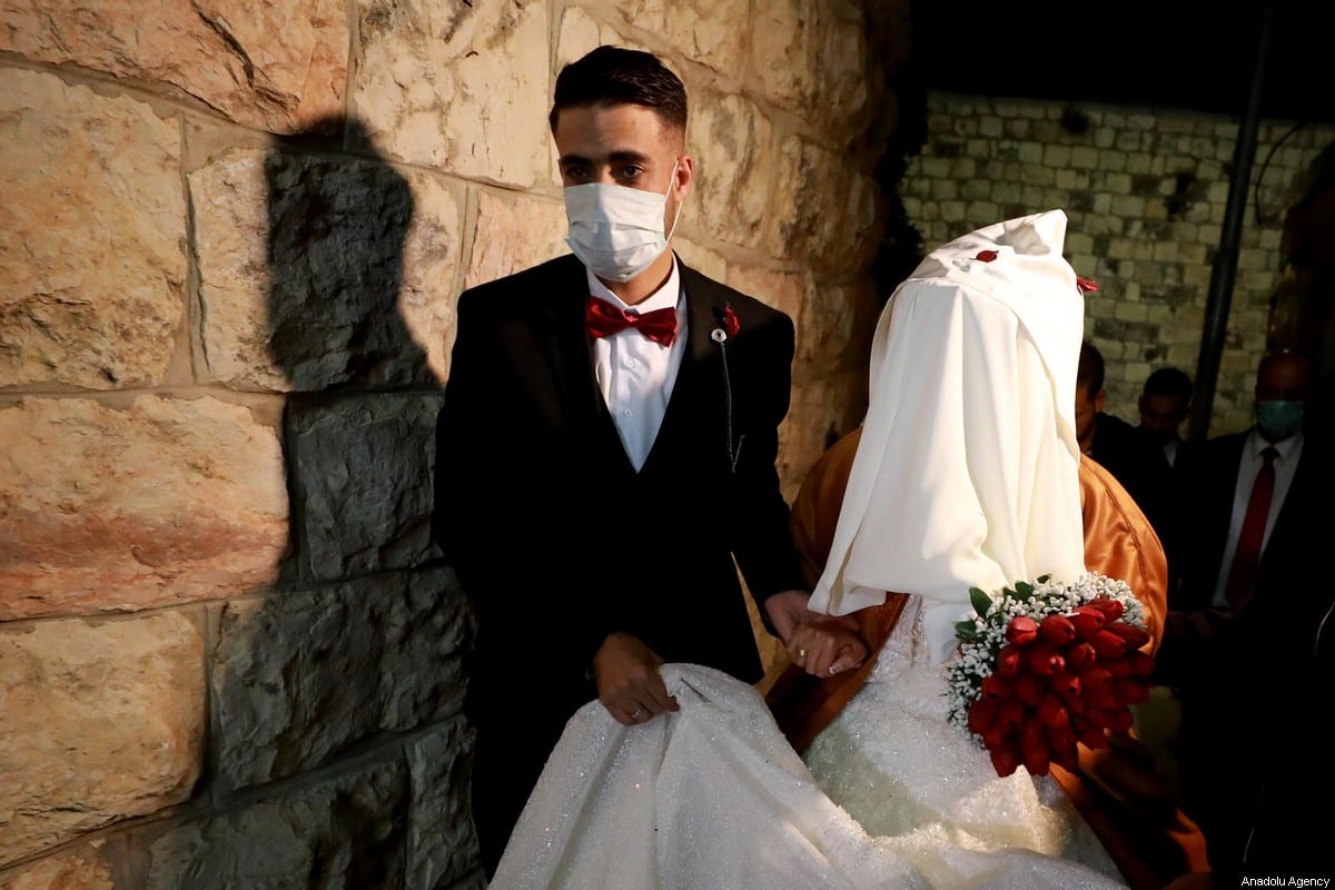 Bride and groom get married amid the coronavirus (Covid-19) pandemic in Ramallah, West Bank on April 3, 2020 [İssam Rimawi - Anadolu Agency]