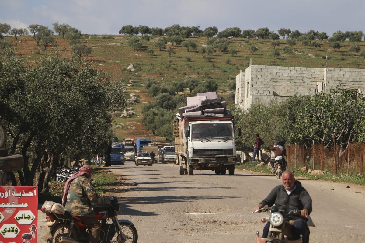 People return home after the cease-fire agreement for Syria's Idlib, along Turkey's southern border, reached by Turkey and Russia on April 11, 2020. [Muhammed Abdullah - Anadolu Agency]