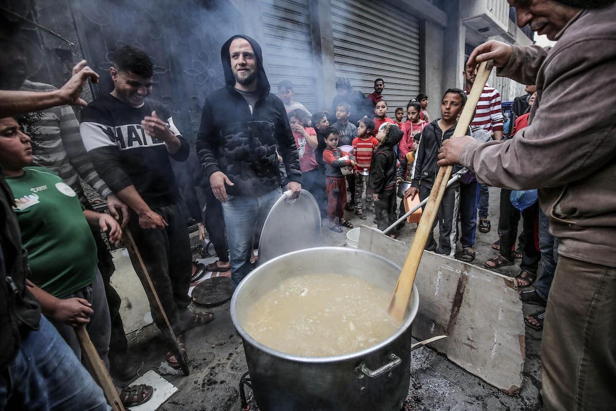 A Palestinian man makes soup to distribute it among families in need in time for iftar during Ramadan 2020 in Gaza City, on 27 April 2020 [Mohammed Asad/Middle East Monitor]
