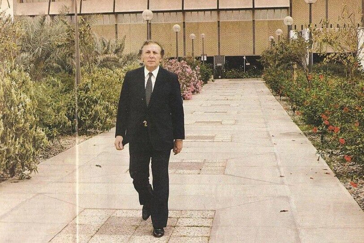 Nizar Qabbani in Baghdad, Iraq in 1985 [Gorgeous Old/Twitter]
