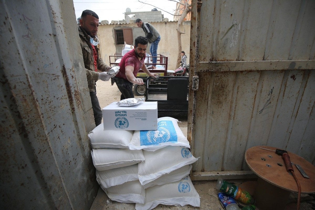 UNRWA distributes food aid to families in Gaza, 2 April 2020 [Mohammed Asad/Middle East Monitor]